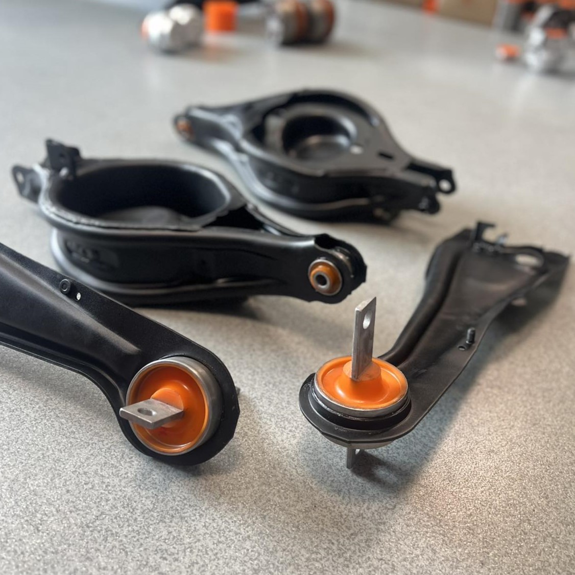 Задня підвіска Honda Pilot 2002-2008 Послуга з піскостуйного очищення, покриття фарбою та перепресування сайлентблока (Сайлентблоки в ціну не входять)