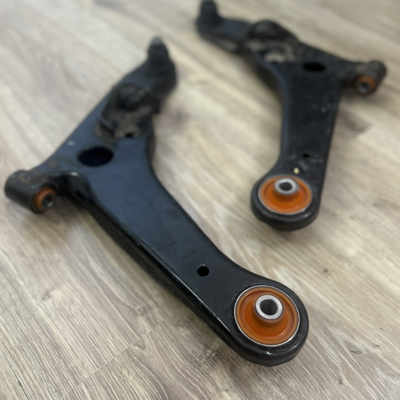 Передній нижній важіль Mitsubishi Dion 2000-2005 Послуга з перепресування сайлентблоків (Сайлентблоки в ціну не входять)