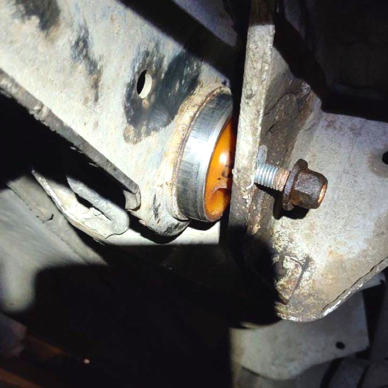 Задня балка Nissan Primastar 2002-2016 Послуга з перепресування сайлентблоків (Сайлентблоки в ціну не входять)