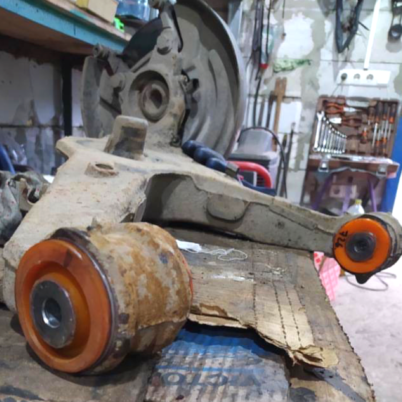 Задній важіль Volkswagen T5 2003-2015 Послуга з перепресування сайлентблоків (Сайлентблоки в ціну не входять)