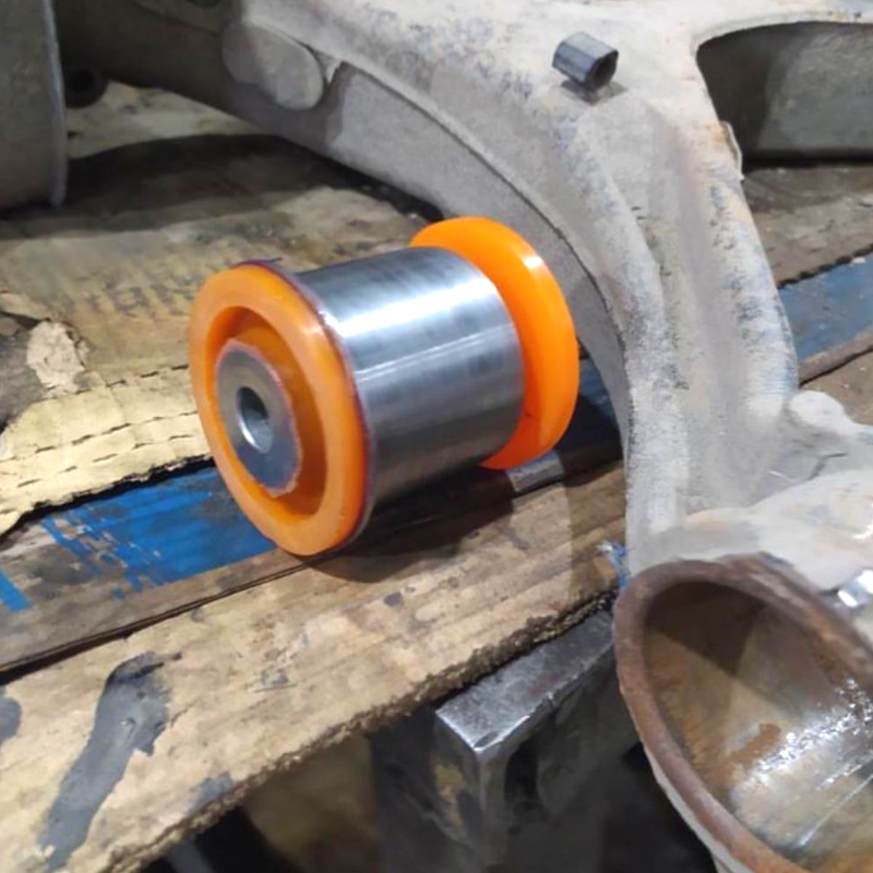 Задній важіль Volkswagen T5 2003-2015 Послуга з перепресування сайлентблоків (Сайлентблоки в ціну не входять)