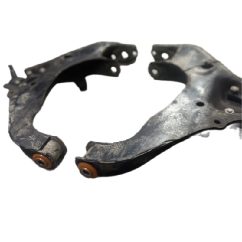 Передній нижній важіль Mitsubishi Delica 1994-2007 Послуга з перепресування сайлентблоків (Сайлентблоки в ціну не входять)