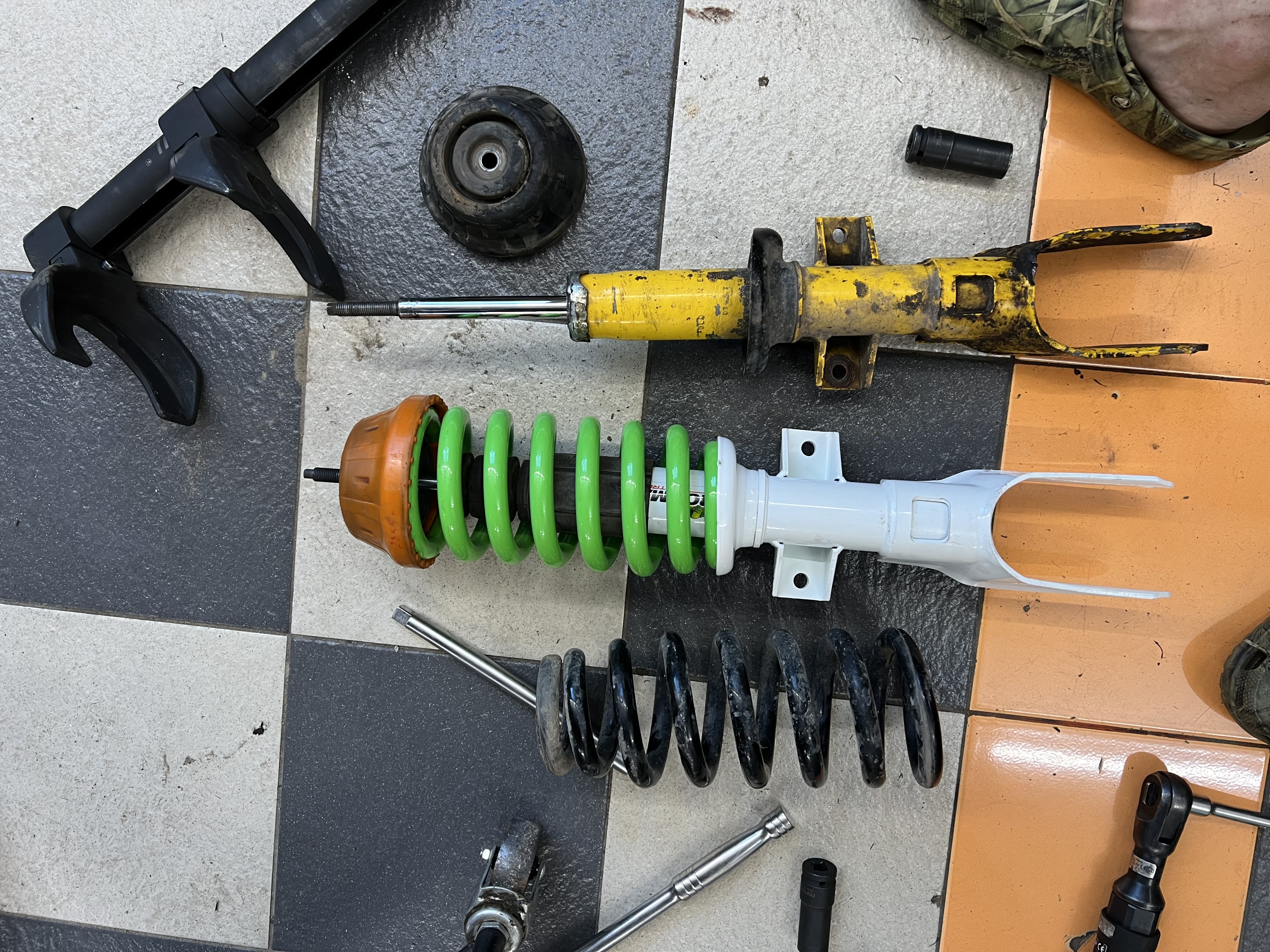 Front shock absorber Volkswagen Amarok 2010- Support replacement service (Support is not included in the price)